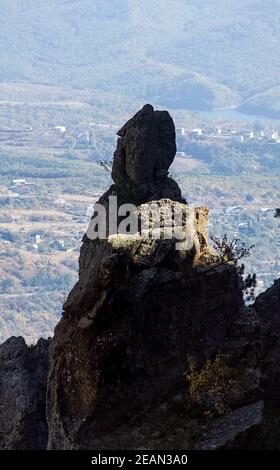 Montagnes et forêts de Crimée. Conifères et feuillus sur les collines des montagnes et des rochers Banque D'Images