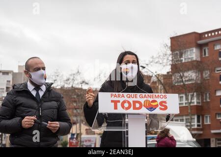 Le président du parti politique espagnol, Ciudadanos, Inés Arrimada, parle lors d'une conférence de presse sur l'avenue Meridiana.Inés Arrimada, président du parti politique espagnol, Ciudadanos (citoyens), dans une campagne politique pour le candidat de son parti à la présidence de la généralité de Catalogne, Carlos Carrizosa, A participé à une conférence de presse sur l'avenue Meridiana à Barcelone, après quoi son parti a dénoncé au Bureau du Procureur et au Bureau électoral les coupures quotidiennes qui ont été faites dans cette même avenue pour les manifestations d'indépendance catalane. Banque D'Images