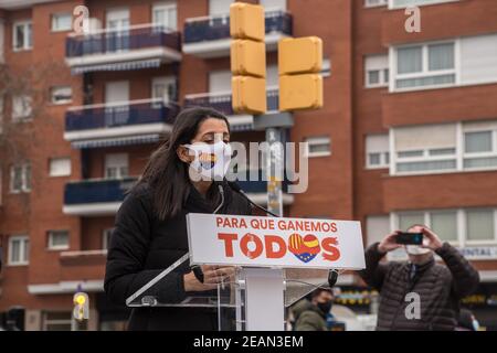 Le président du parti politique espagnol, Ciudadanos, Inés Arrimada, parle lors d'une conférence de presse sur l'avenue Meridiana.Inés Arrimada, président du parti politique espagnol, Ciudadanos (citoyens), dans une campagne politique pour le candidat de son parti à la présidence de la généralité de Catalogne, Carlos Carrizosa, A participé à une conférence de presse sur l'avenue Meridiana à Barcelone, après quoi son parti a dénoncé au Bureau du Procureur et au Bureau électoral les coupures quotidiennes qui ont été faites dans cette même avenue pour les manifestations d'indépendance catalane. Banque D'Images