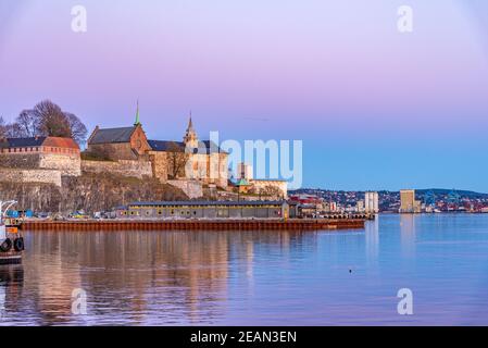 Vue sur le fort d'Akershus, à Oslo, Norvège, au coucher du soleil Banque D'Images