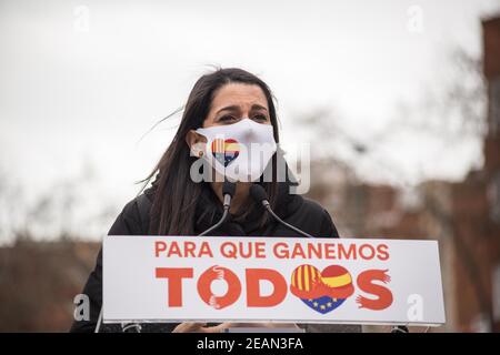 Le président du parti politique espagnol, Ciudadanos, Inés Arrimada, parle lors d'une conférence de presse sur l'avenue Meridiana.Inés Arrimada, président du parti politique espagnol, Ciudadanos (citoyens), dans une campagne politique pour le candidat de son parti à la présidence de la généralité de Catalogne, Carlos Carrizosa, A participé à une conférence de presse sur l'avenue Meridiana à Barcelone, après quoi son parti a dénoncé au Bureau du Procureur et au Bureau électoral les coupures quotidiennes qui ont été faites dans cette même avenue pour les manifestations d'indépendance catalane. Banque D'Images