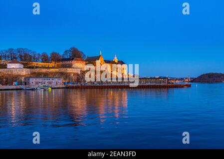 Vue sur le fort d'Akershus, à Oslo, Norvège, au coucher du soleil Banque D'Images