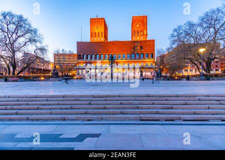 Vue sur l'hôtel de ville d'Oslo, Norvège, au coucher du soleil Banque D'Images