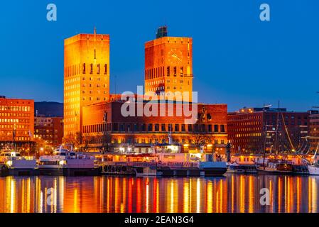 Vue nocturne de l'hôtel de ville d'oslo, vue derrière le port, en Norvège Banque D'Images