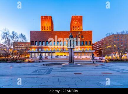 Vue sur l'hôtel de ville d'Oslo, Norvège, au coucher du soleil Banque D'Images