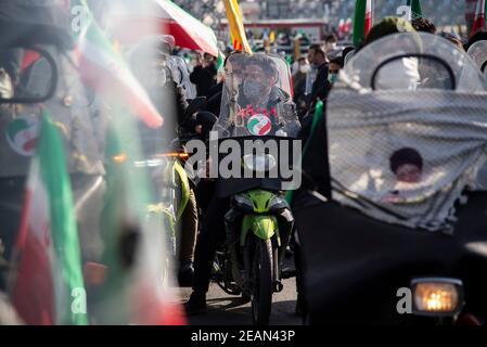 Téhéran, Iran. 10 février 2021. Les Iraniens prennent part au rassemblement pour commémorer le 42e anniversaire de la victoire de la révolution islamique en Iran, qui a eu lieu à moto dans le cadre de l'épidémie de COVID-19 en iran. (Photo de Sobhan Farajvan/Pacific Press) crédit: Pacific Press Media production Corp./Alay Live News Banque D'Images