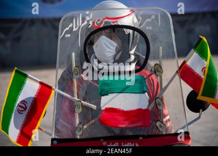 Téhéran, Iran. 10 février 2021. Les Iraniens prennent part au rassemblement pour commémorer le 42e anniversaire de la victoire de la révolution islamique en Iran, qui a eu lieu à moto dans le cadre de l'épidémie de COVID-19 en iran. (Photo de Sobhan Farajvan/Pacific Press) crédit: Pacific Press Media production Corp./Alay Live News Banque D'Images