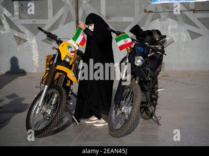 Téhéran, Iran. 10 février 2021. Les Iraniens prennent part au rassemblement pour commémorer le 42e anniversaire de la victoire de la révolution islamique en Iran, qui a eu lieu à moto dans le cadre de l'épidémie de COVID-19 en iran. (Photo de Sobhan Farajvan/Pacific Press) crédit: Pacific Press Media production Corp./Alay Live News Banque D'Images