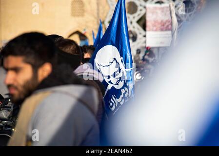 Téhéran, Iran. 10 février 2021. Ancien commandant iranien du corps des Gardiens de la Révolution islamique (IRGC), le portrait de Qasem Soleimani est tiré sur le drapeau. Les Iraniens participent au rassemblement pour commémorer le 42e anniversaire de la victoire de la Révolution islamique d'Iran qui a été tenue par des motos dans le cadre de l'épidémie de COVID-19 en iran. (Photo de Sobhan Farajvan/Pacific Press) crédit: Pacific Press Media production Corp./Alay Live News Banque D'Images