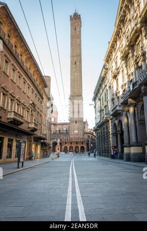 La Tour Asinelli de Bologne Italie une des deux tours penchées dans la vieille ville. Banque D'Images