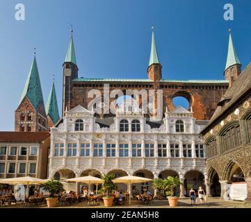 Hôtel de ville avec des tours de l'église St Mary vue derrière à Lübeck dans le Schleswig-Holstein, Allemagne Banque D'Images