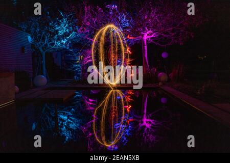 Peinture légère avec arbres illuminés en couleurs Banque D'Images