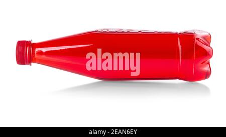 Bouteille en plastique avec limonade rouge isolée sur fond blanc Banque D'Images