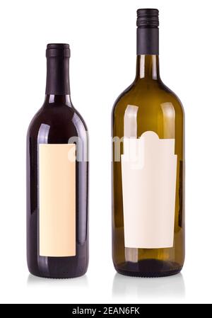 Bouteilles de vin rouge et blanc, avec étiquette vierge en papier véritable. Isolé sur blanc.