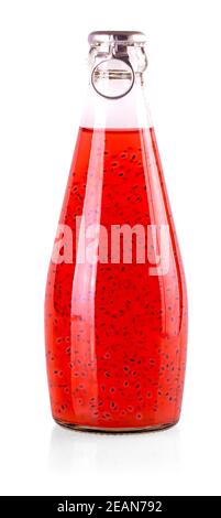 boissons rouges aux graines de basilic ou de falooda ou de tukmaria en flacons sur fond blanc Banque D'Images