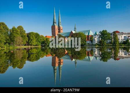 Tours penchées de la cathédrale, à côté de l'eau du lac de Mühlenteich à Lübeck, dans le Schleswig-Holstein, en Allemagne Banque D'Images