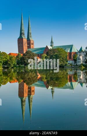 Tours penchées de la cathédrale, à côté de l'eau du lac de Mühlenteich à Lübeck, dans le Schleswig-Holstein, en Allemagne Banque D'Images