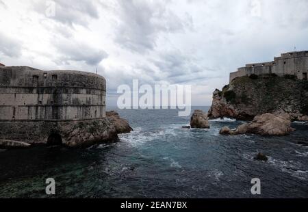 Vieux port, Kolorina avec les deux forts Bokar et Lovrijenic article comme sentinals comme défense de les murs de Dubrovnik, Croatie Banque D'Images