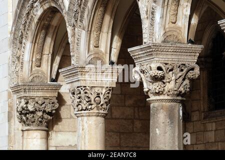Colonnes et extérieur du Palais du Duc (Knezev dvor) dans la vieille ville de Dubrovnik, Croatie Banque D'Images