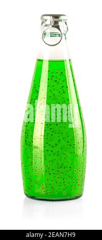 boissons vertes aux graines de basilic ou de falooda ou de tukmaria en flacons sur fond blanc Banque D'Images