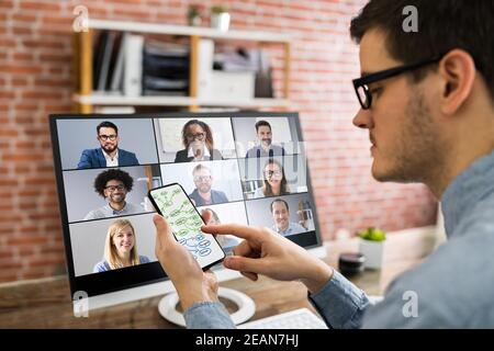 Regarder la carte heuristique dans la visioconférence Banque D'Images