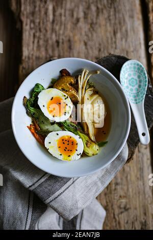 Bouillon shiitake avec légumes sautés et boulettes de jiaozi