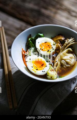 Bouillon shiitake avec légumes sautés et boulettes de jiaozi