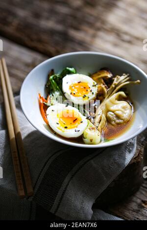 Bouillon shiitake avec légumes sautés et boulettes de jiaozi