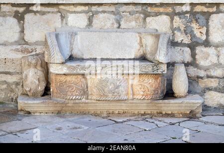 Banc de pierre devant le Trésor de l'évêque dans la vieille ville de Korcula, Dalmatie, Croatie Banque D'Images