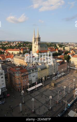 Vue aérienne de la place Ban Jelacic et de la cathédrale à Zagreb, Croatie Banque D'Images