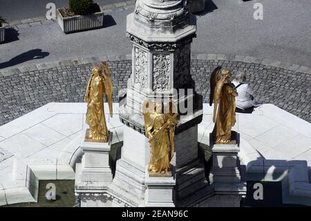 Statues d'anges dorées sur la fontaine en face de l'Assomption de la cathédrale de la Vierge Marie à Zagreb, Croatie Banque D'Images