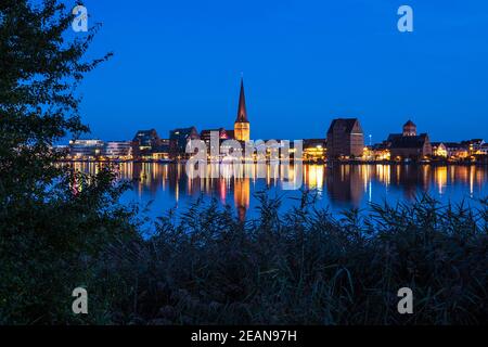 Vue sur la rivière Warnow jusqu'à la ville de Rostock, Allemagne Banque D'Images