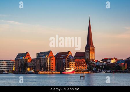 Vue sur la rivière Warnow jusqu'à la ville de Rostock, Allemagne Banque D'Images