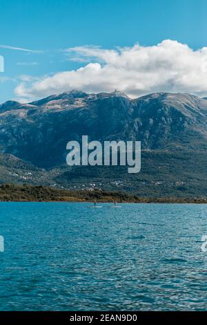 Deux personnes faisaient du SUP raming Stand up Paddle avec une belle vue Banque D'Images