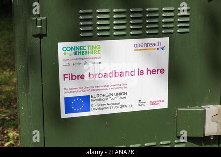 Une armoire à large bande pour fibre numérique BT Openreach rurale, soutenue par l'Union européenne et les conseils de district de Cheshire, Cheshire, Angleterre, Royaume-Uni Banque D'Images