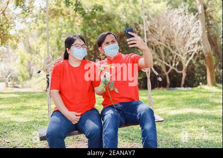 Les couples s'aiment les uns les autres le jour de la Saint-Valentin. Banque D'Images