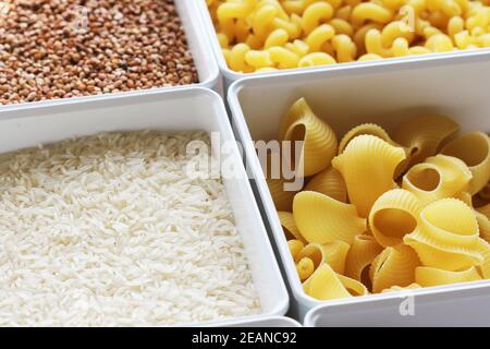 Riz, nouilles, avoine et sarrasin dans une boîte. Fournitures alimentaires Banque D'Images
