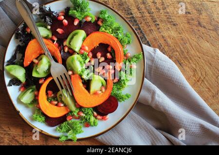 Salade végétarienne saine, rôties, citrouille,tomate, betterave, chou frisé de grenade Banque D'Images