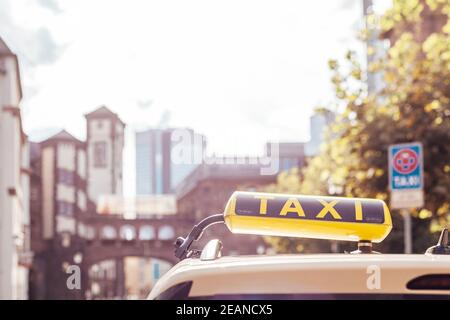 taxi avec un panneau jaune sur le toit les rues de la ville Banque D'Images