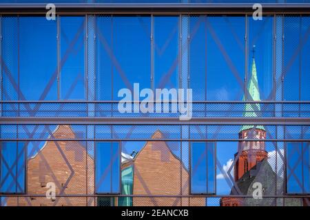 réflexion de bâtiments industriels et urbains dans les fenêtres de un gratte-ciel Banque D'Images