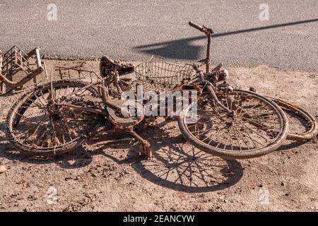 vieille roue rouillée retirée du lac Banque D'Images