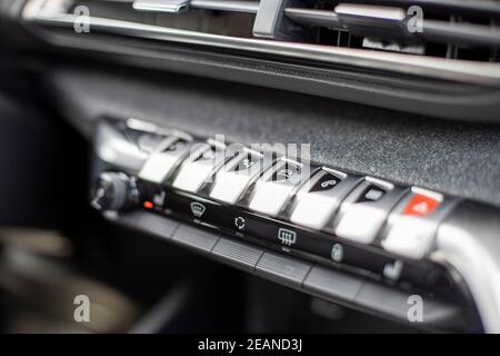 MOSCOU, RUSSIE - 15 MARS 2020 : gros plan du bouton de commande sur le panneau central Consol à l'intérieur du SUV bleu Peugeot 3008. Banque D'Images