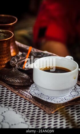 verre de café sur la table à côté du bol à sucre. Banque D'Images