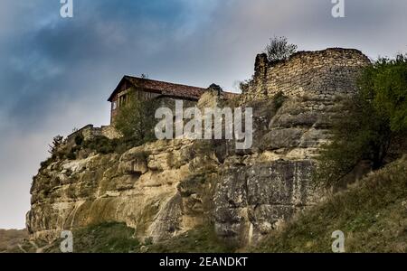 ancienne maison en calcaire sur une falaise au bord d'une falaise. Banque D'Images