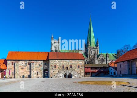 Cathédrale de Nidaros vue depuis la cour du palais de l'archevêque de Trondheim, Norvège Banque D'Images