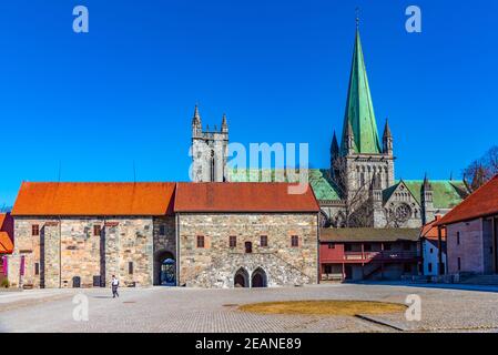 Cathédrale de Nidaros vue depuis la cour du palais de l'archevêque de Trondheim, Norvège Banque D'Images