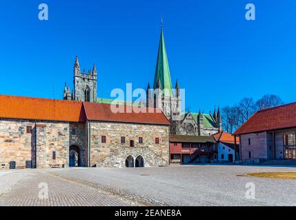 Cathédrale de Nidaros vue depuis la cour du palais de l'archevêque de Trondheim, Norvège Banque D'Images