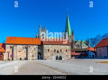 Cathédrale de Nidaros vue depuis la cour du palais de l'archevêque de Trondheim, Norvège Banque D'Images