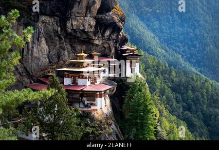 Le monastère de Tiger's Nest, site bouddhiste himalayan sacré de Vajrayana, situé dans la vallée supérieure de Paro, au Bhoutan, en Asie Banque D'Images