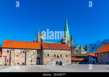 Cathédrale de Nidaros vue depuis la cour du palais de l'archevêque de Trondheim, Norvège Banque D'Images